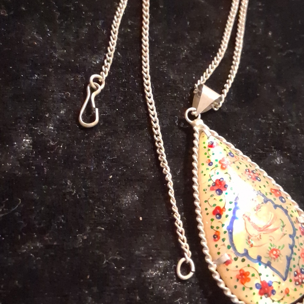 Vintage Hand-Painted  Persian Teardrop Pendant. Silver Twist Frame. 18 In Long - Picture 5 of 7